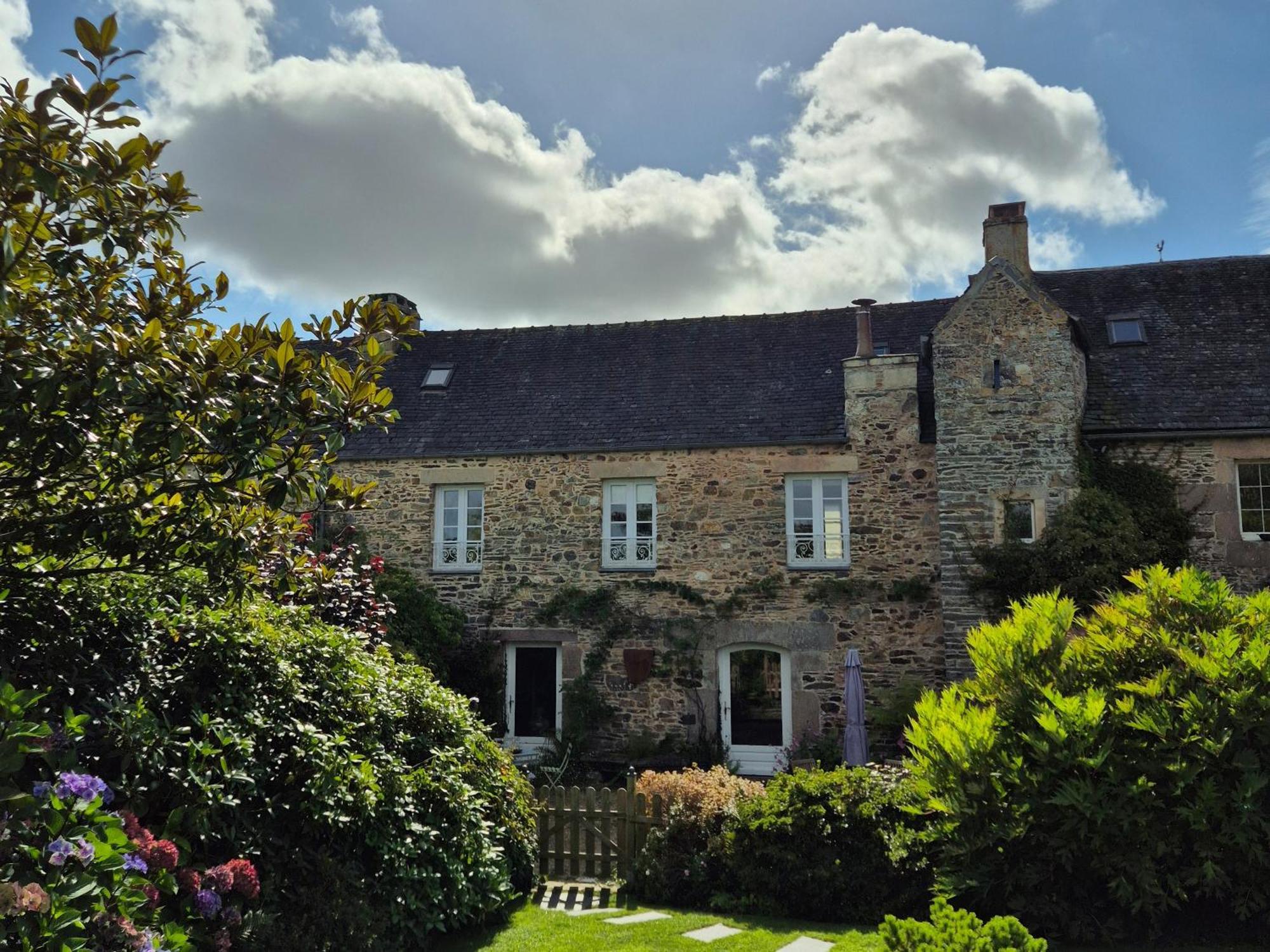 Gite De Charme Au Manoir Du Plessis-Quinquis Sainte-Seve Exterior foto